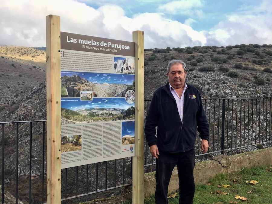 Un panel informativo sobre las muelas del sur del Moncayo