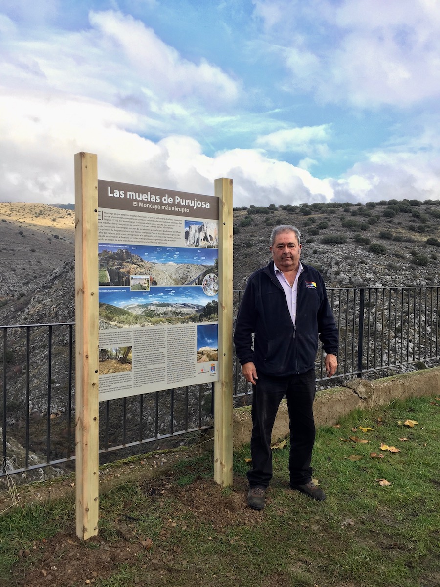 Un panel informativo sobre las muelas del sur del Moncayo